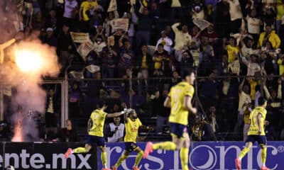 Rodrigo Aguirre (c) de América celebra un gol anotado a Toluca este miércoles, durante un partido de ida de los cuartos de final del torneo Apertura 2024 de la Liga MX, en el estadio Ciudad de los Deportes de la Ciudad de México (México). EFE/Sáshenka Gutiérrez