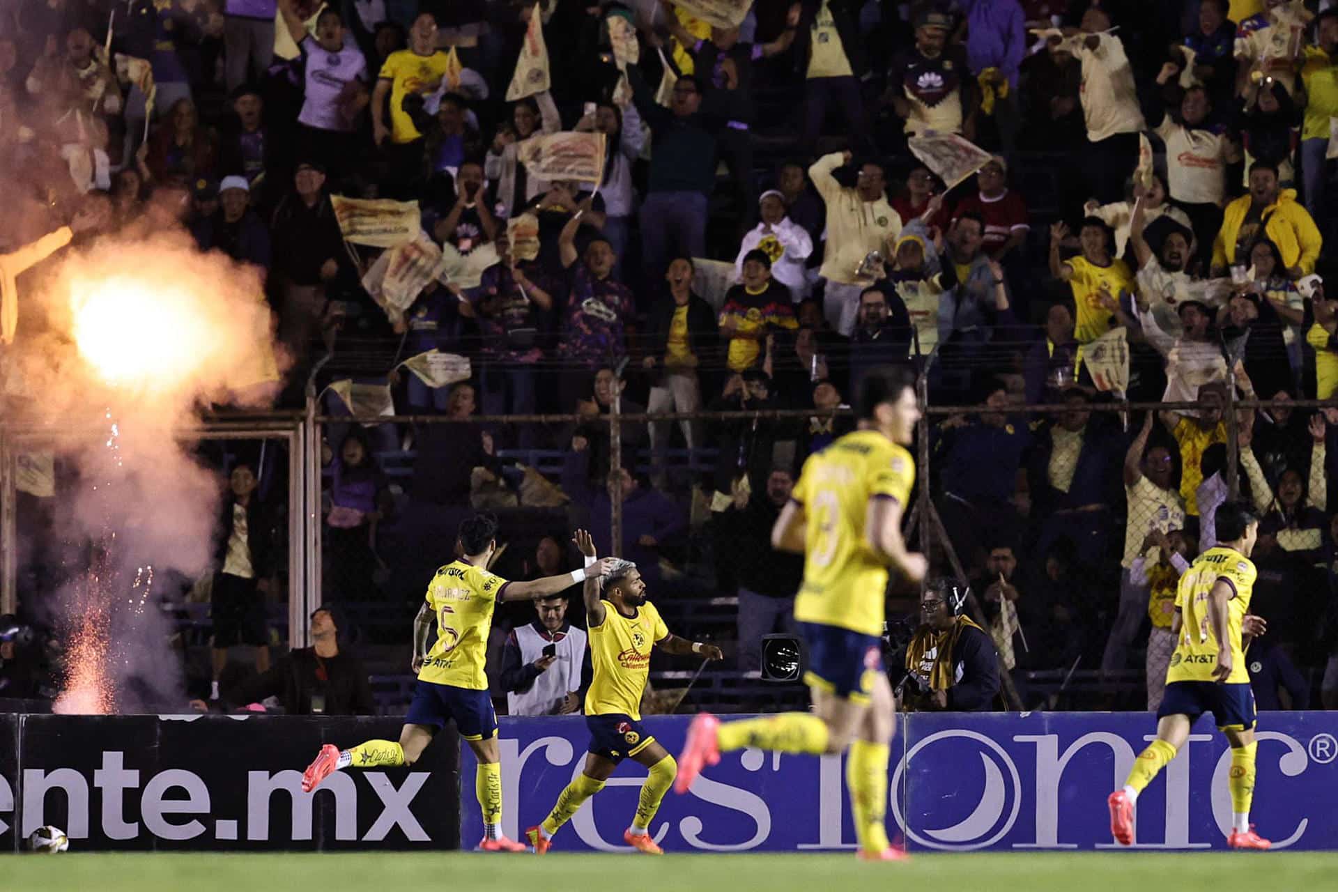 Rodrigo Aguirre (c) de América celebra un gol anotado a Toluca este miércoles, durante un partido de ida de los cuartos de final del torneo Apertura 2024 de la Liga MX, en el estadio Ciudad de los Deportes de la Ciudad de México (México). EFE/Sáshenka Gutiérrez