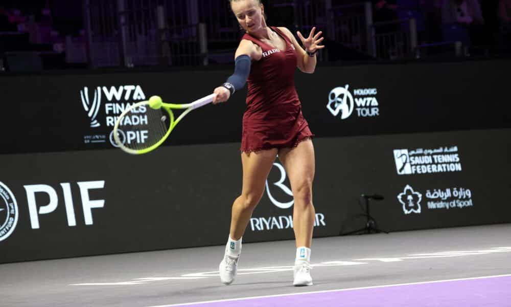 La checa Barbora Krejcikova en acción ante la estadounidese Jessica Pegula durante el partido de la WTA Finals que se juega en Riad, Arabia Saudita. EFE/EPA/MARCIN CHOLEWINSKI