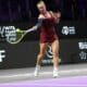 La checa Barbora Krejcikova en acción ante la estadounidese Jessica Pegula durante el partido de la WTA Finals que se juega en Riad, Arabia Saudita. EFE/EPA/MARCIN CHOLEWINSKI