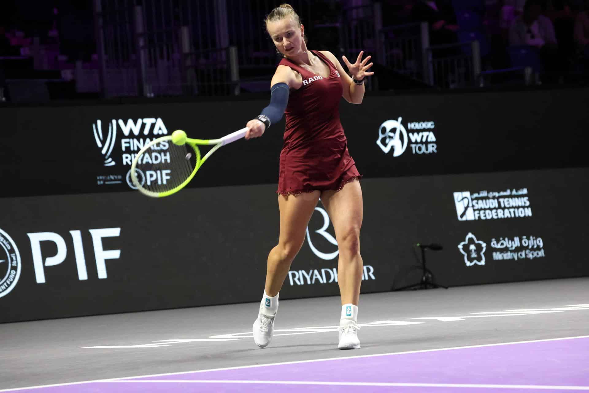 La checa Barbora Krejcikova en acción ante la estadounidese Jessica Pegula durante el partido de la WTA Finals que se juega en Riad, Arabia Saudita. EFE/EPA/MARCIN CHOLEWINSKI