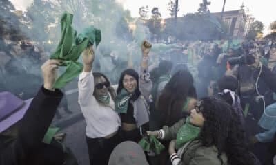 Mujeres participan en una manifestación frente al palacio Municipal de Toluca en apoyo a la aprobación de la interrupción legal del embarazo este lunes, en Toluca (México). EFE/ Felipe Gutiérrez