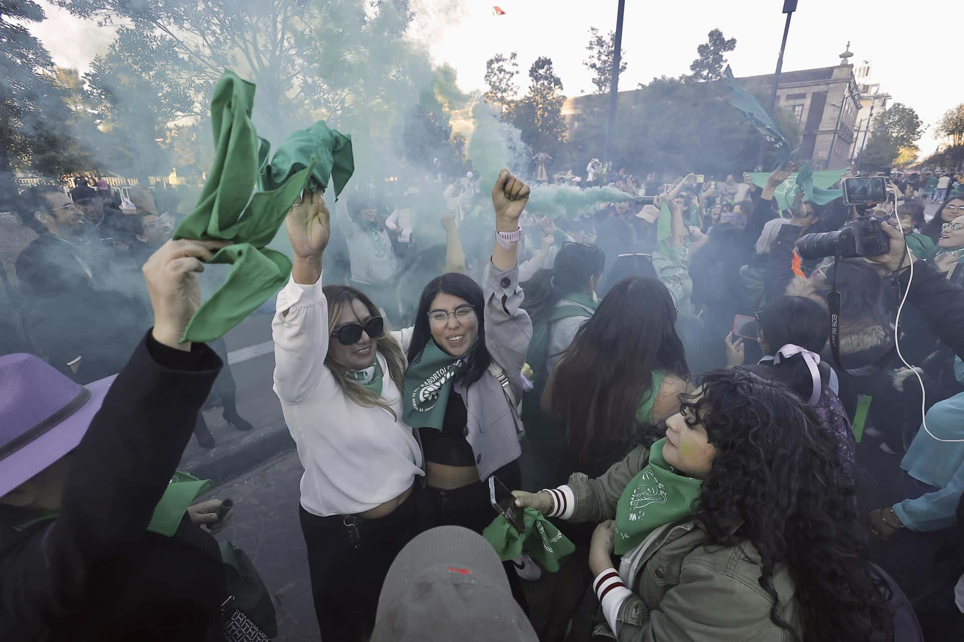 Mujeres participan en una manifestación frente al palacio Municipal de Toluca en apoyo a la aprobación de la interrupción legal del embarazo este lunes, en Toluca (México). EFE/ Felipe Gutiérrez