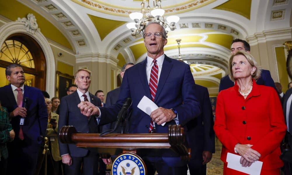 El líder electo de la mayoría del Senado, John Thune, con su equipo de liderazgo recién elegido, responde a una pregunta de los medios de comunicación luego de la votación del liderazgo republicano del Senado en el Capitolio de los Estados Unidos en Washington, DC, EE. UU., el 13 de noviembre de 2024. EFE/EPA/Shawn Thew