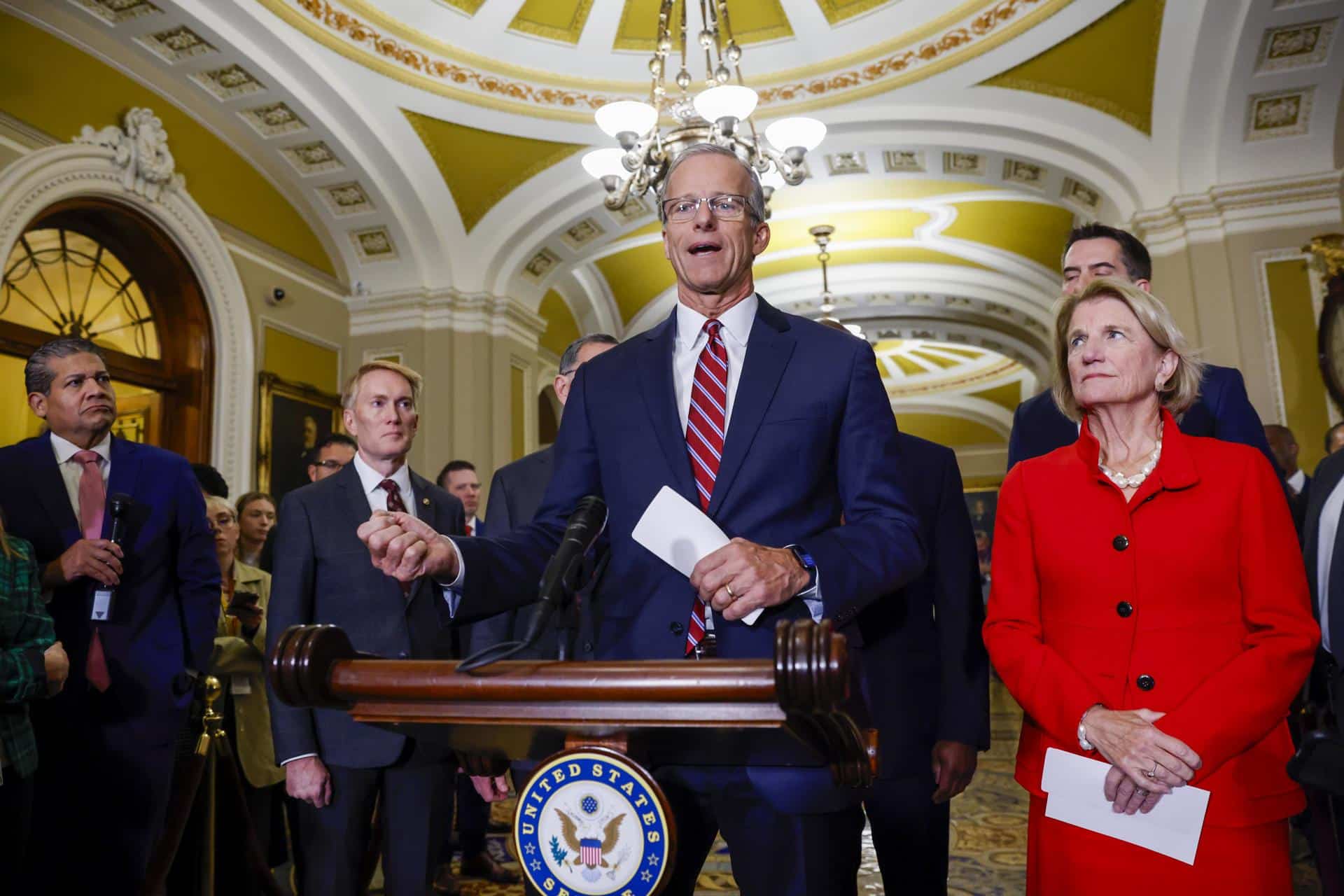 El líder electo de la mayoría del Senado, John Thune, con su equipo de liderazgo recién elegido, responde a una pregunta de los medios de comunicación luego de la votación del liderazgo republicano del Senado en el Capitolio de los Estados Unidos en Washington, DC, EE. UU., el 13 de noviembre de 2024. EFE/EPA/Shawn Thew