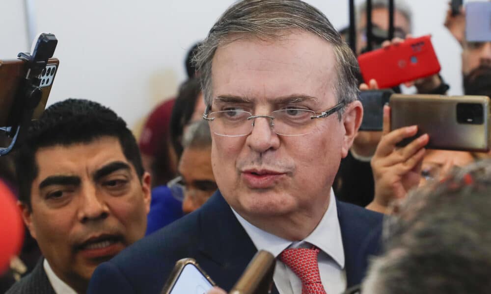 El titular de la Secretaría (Ministerio) de Economía de México, Marcelo Ebrard, habla con los medios de comunicación en Ciudad de México (México). Archivo. EFE/ Isaac Esquivel