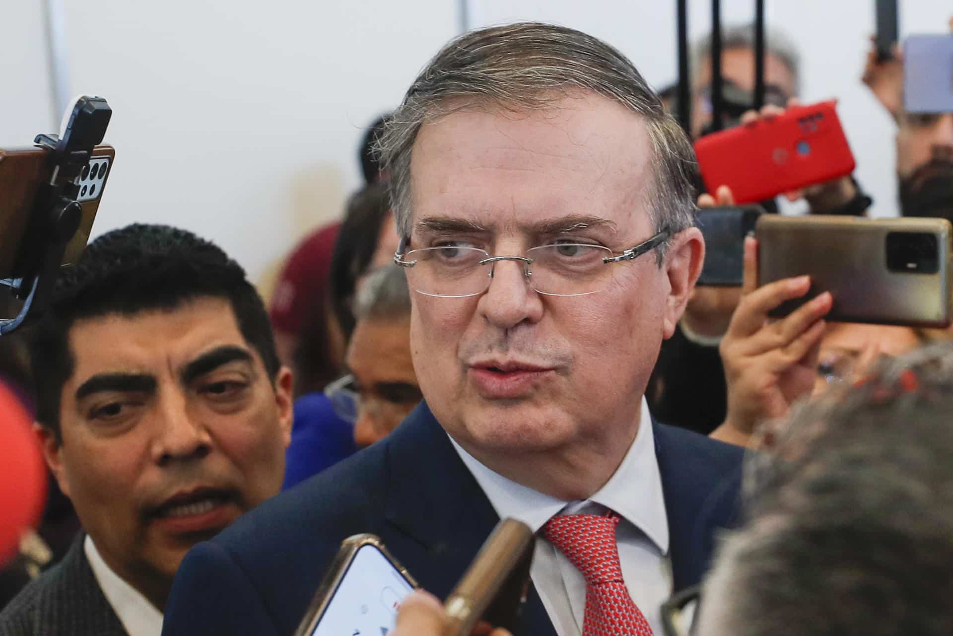 El titular de la Secretaría (Ministerio) de Economía de México, Marcelo Ebrard, habla con los medios de comunicación en Ciudad de México (México). Archivo. EFE/ Isaac Esquivel