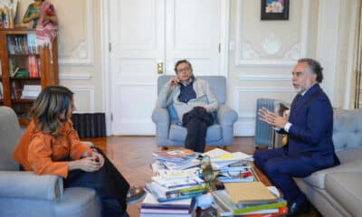 Fotografía cedida del mandatario colombiano, Gustavo Petro (c), la directora del Departamento Administrativo de la Presidencia de la República de Colombia (DAPRE), Laura Sarabia (i) y el exembajador ante la FAO, Armando Benedetti (d) durante una reunión este 25 de noviembre de 2024, en Bogotá (Colombia). EFE/ Presidencia de Colombia