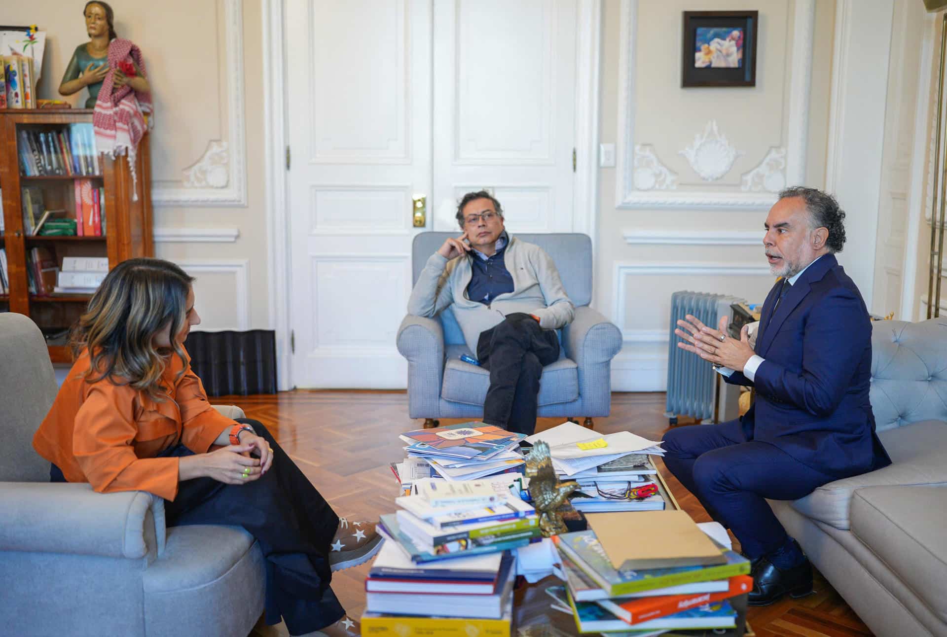 Fotografía cedida del mandatario colombiano, Gustavo Petro (c), la directora del Departamento Administrativo de la Presidencia de la República de Colombia (DAPRE), Laura Sarabia (i) y el exembajador ante la FAO, Armando Benedetti (d) durante una reunión este 25 de noviembre de 2024, en Bogotá (Colombia). EFE/ Presidencia de Colombia