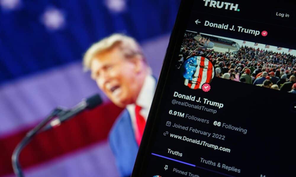 Trump Media, la empresa del expresidente Donald Trump que engloba su red Truth Social, divulgó este martes unas pérdidas trimestrales de 19,2 millones de dólares en un anuncio sorpresa durante la jornada electoral en EE.UU. EFE/Will Oliver