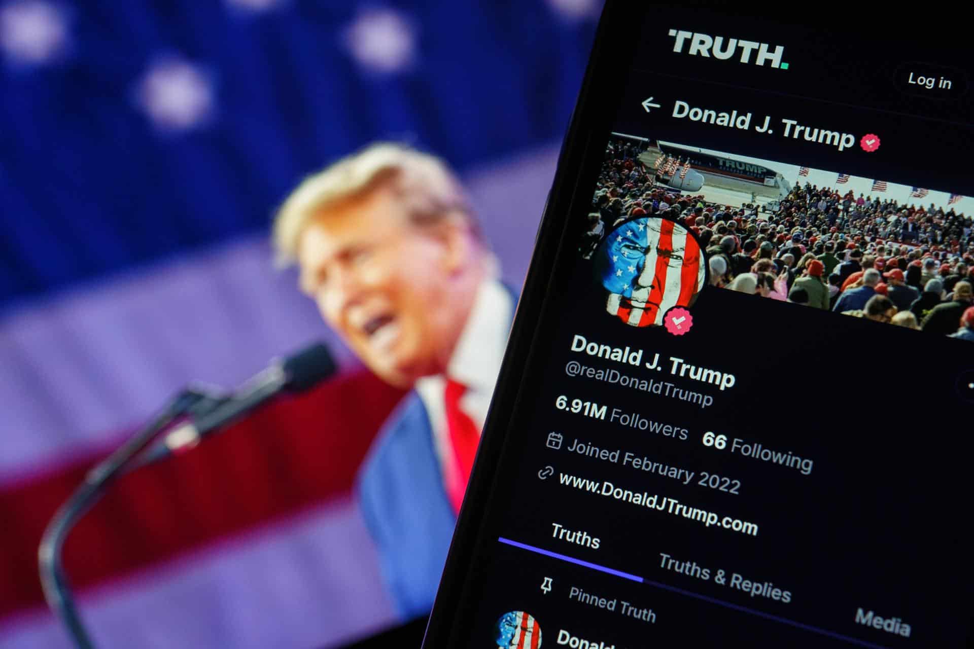 Trump Media, la empresa del expresidente Donald Trump que engloba su red Truth Social, divulgó este martes unas pérdidas trimestrales de 19,2 millones de dólares en un anuncio sorpresa durante la jornada electoral en EE.UU. EFE/Will Oliver