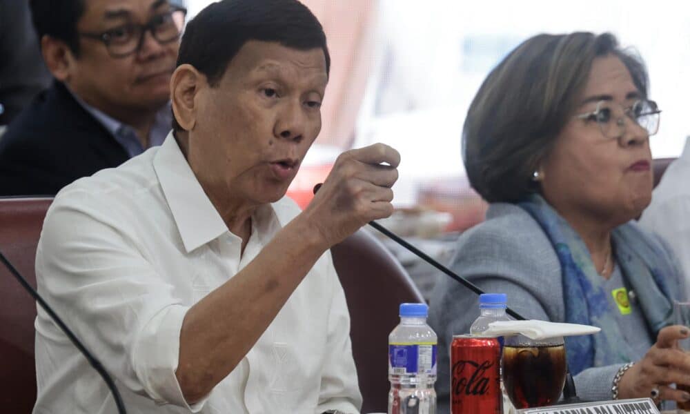 El expresidente filipino Rodrigo Duterte comparece este miércoles en una comisión del Congreso filipino sobre la guerra contra las drogas por las alegaciones de que se cometieron ejecuciones extrajudiciales y otras violaciones de derechos humanos. EFE/EPA/ROLEX DELA PENA