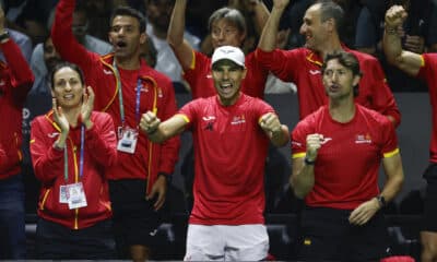 El tenista español Rafael Nadal (c) y el resto de los integrantes del equipo celebran la victoria de su compatriota Carlos Alcaraz ante el neerlandés Tallon Griekspoor en el segundo partido de los cuartos de final entre los equipos de España y Países Bajos, este martes en el Palacio de los Deportes José María Martín Carpena de Málaga (Andalucía). EFE / Jorge Zapata.