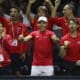 El tenista español Rafael Nadal (c) y el resto de los integrantes del equipo celebran la victoria de su compatriota Carlos Alcaraz ante el neerlandés Tallon Griekspoor en el segundo partido de los cuartos de final entre los equipos de España y Países Bajos, este martes en el Palacio de los Deportes José María Martín Carpena de Málaga (Andalucía). EFE / Jorge Zapata.