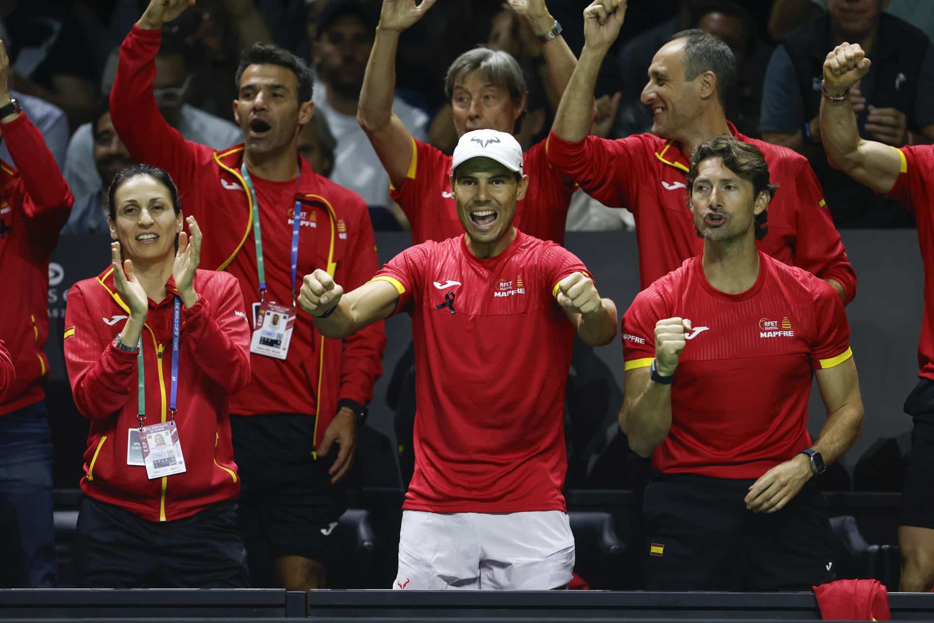 El tenista español Rafael Nadal (c) y el resto de los integrantes del equipo celebran la victoria de su compatriota Carlos Alcaraz ante el neerlandés Tallon Griekspoor en el segundo partido de los cuartos de final entre los equipos de España y Países Bajos, este martes en el Palacio de los Deportes José María Martín Carpena de Málaga (Andalucía). EFE / Jorge Zapata.