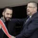 El presidente de Costa Rica, Rodrigo Chaves (d), condecora a su homólogo de El Salvador, Nayib Bukele, este lunes en San José (Costa Rica). EFE/ Jeffrey Arguedas