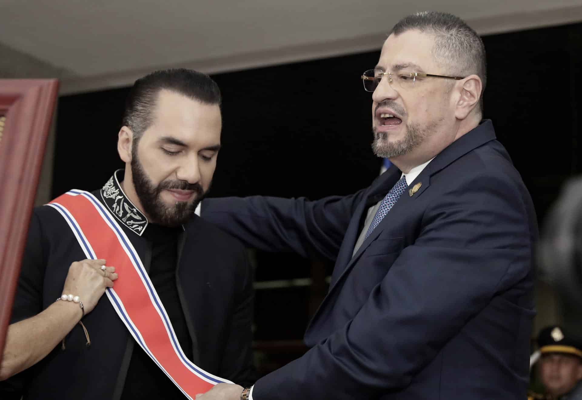 El presidente de Costa Rica, Rodrigo Chaves (d), condecora a su homólogo de El Salvador, Nayib Bukele, este lunes en San José (Costa Rica). EFE/ Jeffrey Arguedas