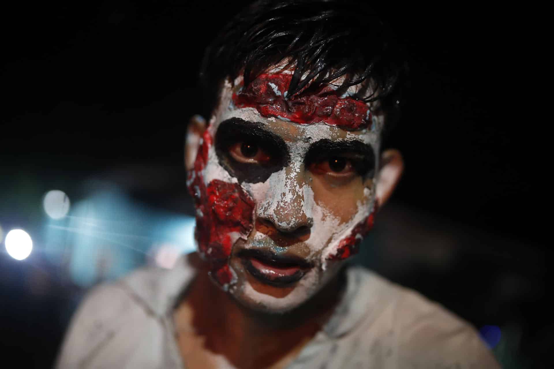 Un hombre participa en el festival de La Calabiuza, este viernes en Tonacatepeque (El Salvador). EFE/ Rodrigo Sura