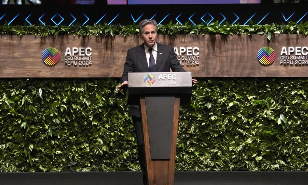 El secretario de Estado de los Estados Unidos, Antony Blinken, habla durante la APEC CEO Summit, un evento empresarial paralelo a la reunión de APEC, este viernes, en Lima (Perú). EFE/ STR