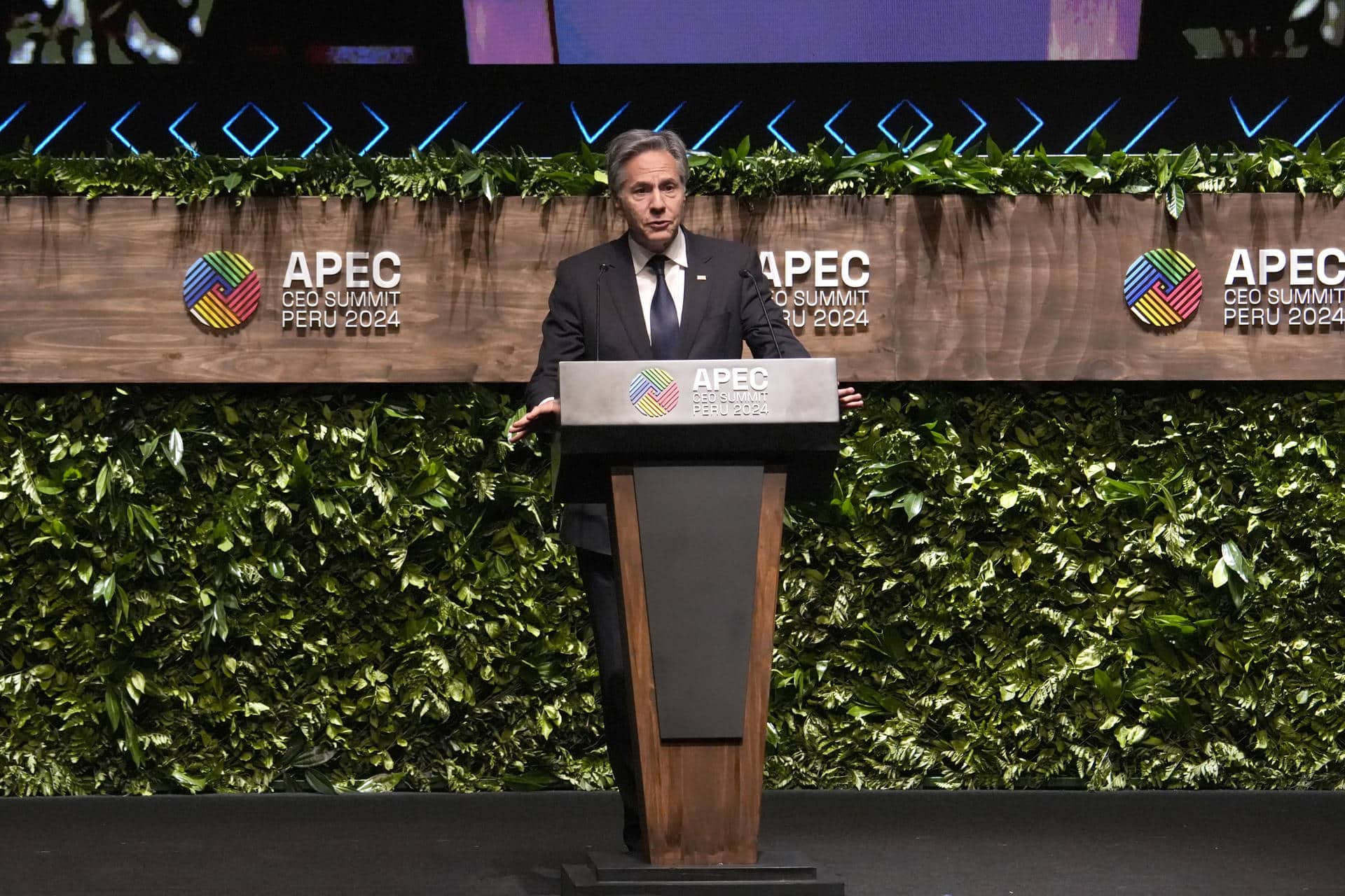 El secretario de Estado de los Estados Unidos, Antony Blinken, habla durante la APEC CEO Summit, un evento empresarial paralelo a la reunión de APEC, este viernes, en Lima (Perú). EFE/ STR