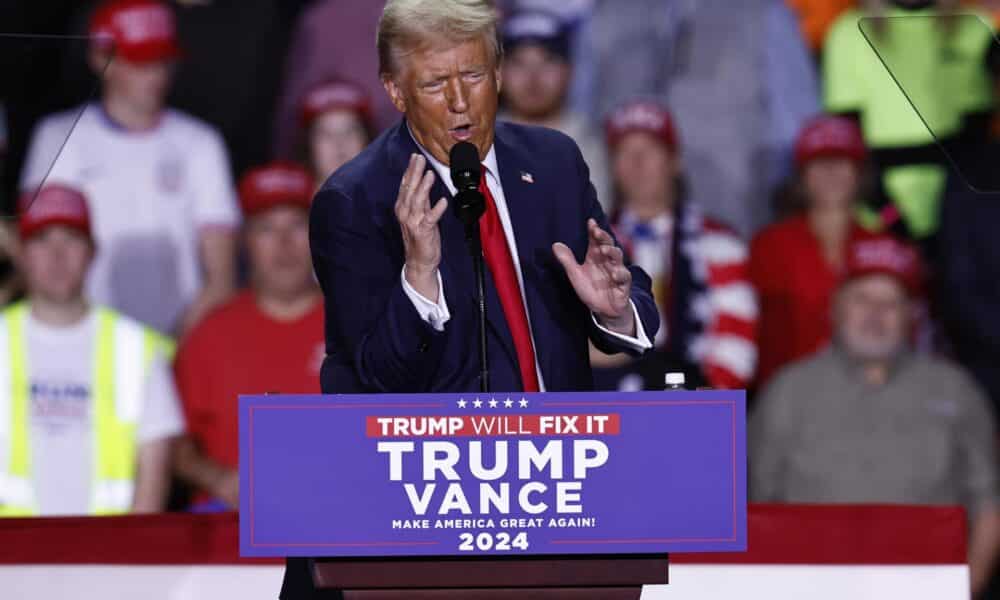 El candidato presidencial republicano y expresidente de Estados Unidos, Donald Trump, hace gestos mientras habla durante un mitin de campaña en Grand Rapids, Michigan, EE. UU., el 4 de noviembre de 2024. EFE/EPA/Cj Gunther