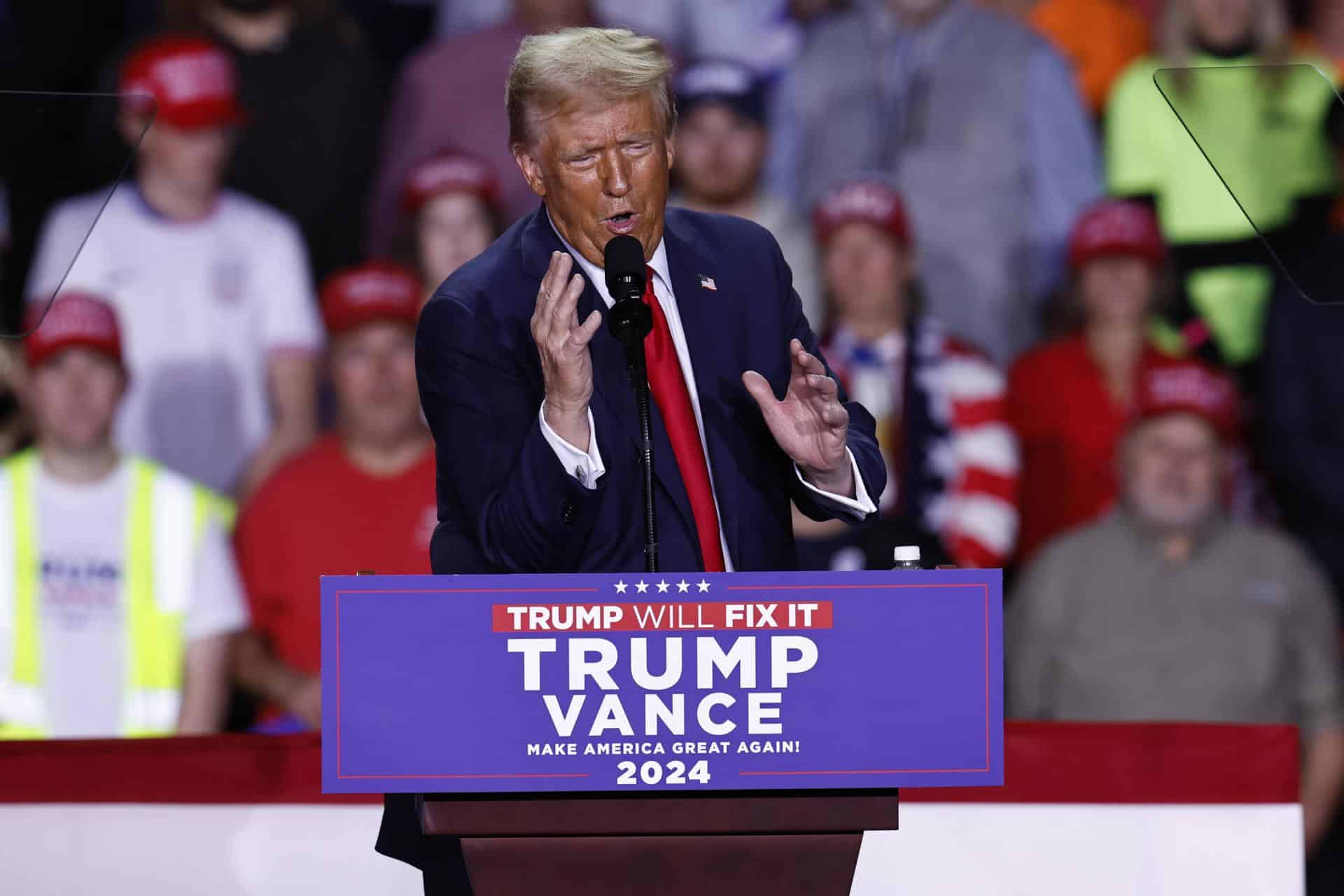 El candidato presidencial republicano y expresidente de Estados Unidos, Donald Trump, hace gestos mientras habla durante un mitin de campaña en Grand Rapids, Michigan, EE. UU., el 4 de noviembre de 2024. EFE/EPA/Cj Gunther