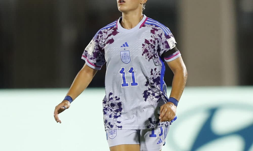 Irune Dorado de España responde un balón este jueves, en un partido por la semifinal de la Copa Mundial Femenina sub-17. EFE/ Diana Sánchez