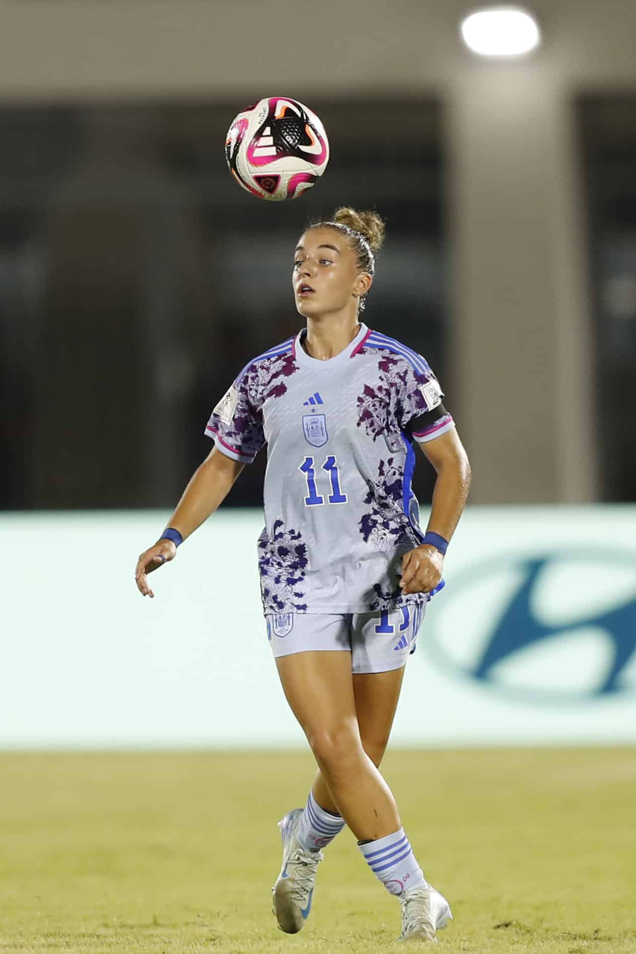 Irune Dorado de España responde un balón este jueves, en un partido por la semifinal de la Copa Mundial Femenina sub-17. EFE/ Diana Sánchez