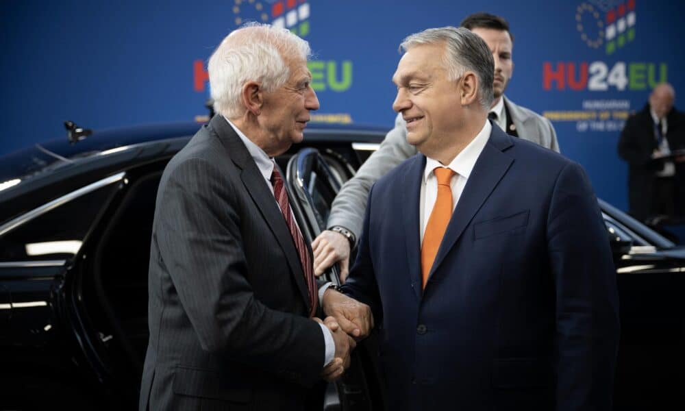 Una foto proporcionada por la Oficina de Prensa de la Oficina del Primer Ministro húngaro muestra al Primer Ministro húngaro Viktor Orban (frente D) dando la bienvenida al Alto Representante de la Unión Europea para Asuntos Exteriores y Política de Seguridad, Josep Borrell (I) en una cumbre informal del Consejo Europeo en el Estadio Puskas en Budapest, Hungría, 08 de noviembre de 2024. La reunión informal tiene lugar tras la quinta cumbre de la Comunidad Política Europea. Hungría ostenta la presidencia del Consejo Europeo hasta el 31 de diciembre. (Hungría) EFE/EPA/VIVIEN CHER BENKO/ OFICINA DE PRENSA DEL PRIMER MINISTRO HÚNGARO/ USO EDITORIAL SOLAMENTE/ NO VENTAS