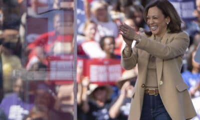 La candidata presidencial demócrata y actual vicepresidenta de Estados Unidos, Kamala Harris, participa en un mitin de campaña celebrado en el Centro Cívico de Atlanta en Atlanta, Georgia, EE. UU., el 2 de noviembre de 2024. EFE/EPA/Edward M. Pio Roda