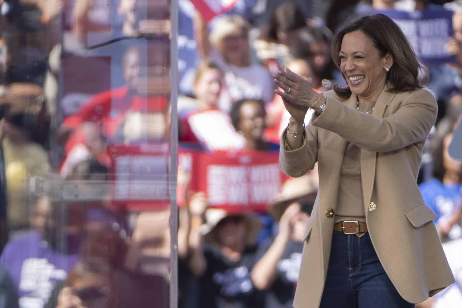 La candidata presidencial demócrata y actual vicepresidenta de Estados Unidos, Kamala Harris, participa en un mitin de campaña celebrado en el Centro Cívico de Atlanta en Atlanta, Georgia, EE. UU., el 2 de noviembre de 2024. EFE/EPA/Edward M. Pio Roda