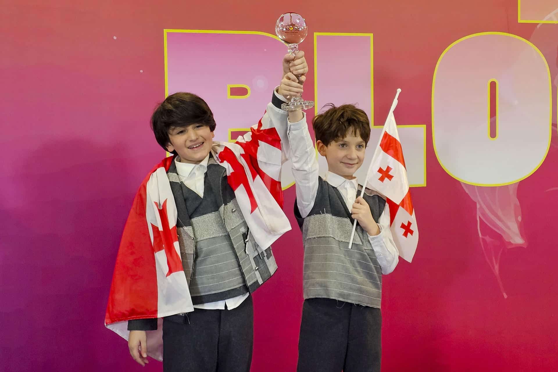 El ganador de Eurovisión Júnior 2024, el georgiano Andria Putkaradze (i), y su bailarín Gabriel. EFE/ Javier Herrero