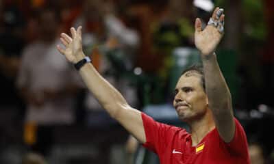 El tenista español Rafa Nadal saluda al público en el Palacio de los Deportes José María Martín Carpena de Málaga (Andalucía). EFE/Jorge Zapata