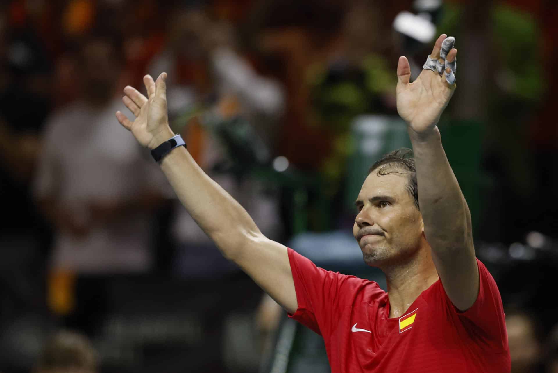 El tenista español Rafa Nadal saluda al público en el Palacio de los Deportes José María Martín Carpena de Málaga (Andalucía). EFE/Jorge Zapata