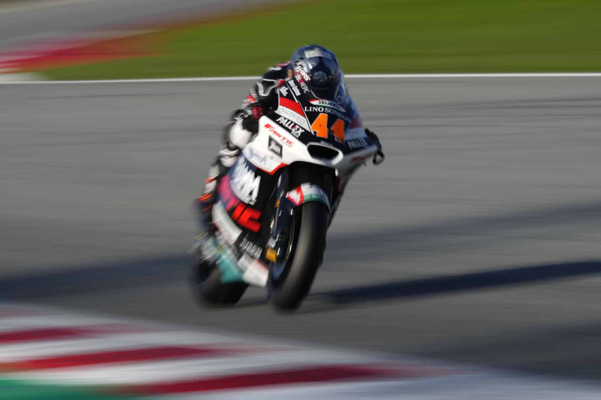 El piloto español de Moto2 Arón Canet, durante la segunda sesión de entrenamientos libres para el Gran Premio de Barcelona Solidaridad celebrada este sábado en el circuito Barcelona-Cataluña de Montmeló. EFE/Alberto Estévez