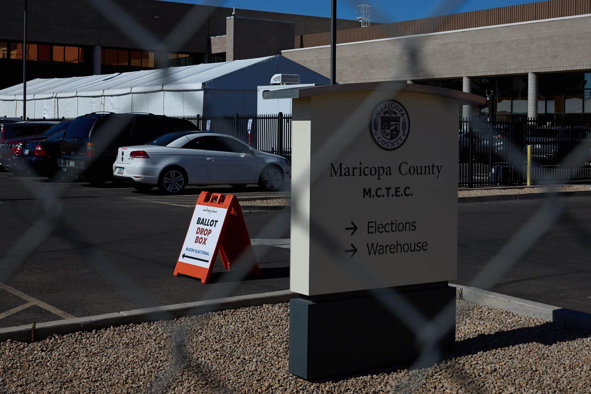 Cercado del Centro de Tabulación y Elecciones del Condado de Maricopa en Phoenix, Arizona, EE.UU., el 4 de noviembre de 2024. EFE/EPA/ALLISON DINNER