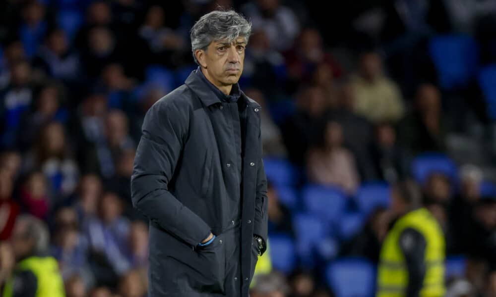 El entrenador de la Real Sociedad, Imanol Alguacil, durante el encuentro correspondiente a la jornada 11 de Laliga EA Sports que disputaron su equipo y el Osasuna en el Reale Arena de San Sebastian. EFE / Juan Herrero.