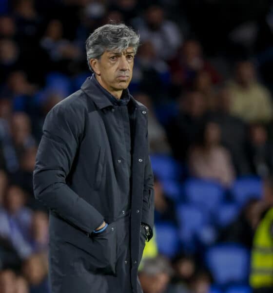 El entrenador de la Real Sociedad, Imanol Alguacil, durante el encuentro correspondiente a la jornada 11 de Laliga EA Sports que disputaron su equipo y el Osasuna en el Reale Arena de San Sebastian. EFE / Juan Herrero.