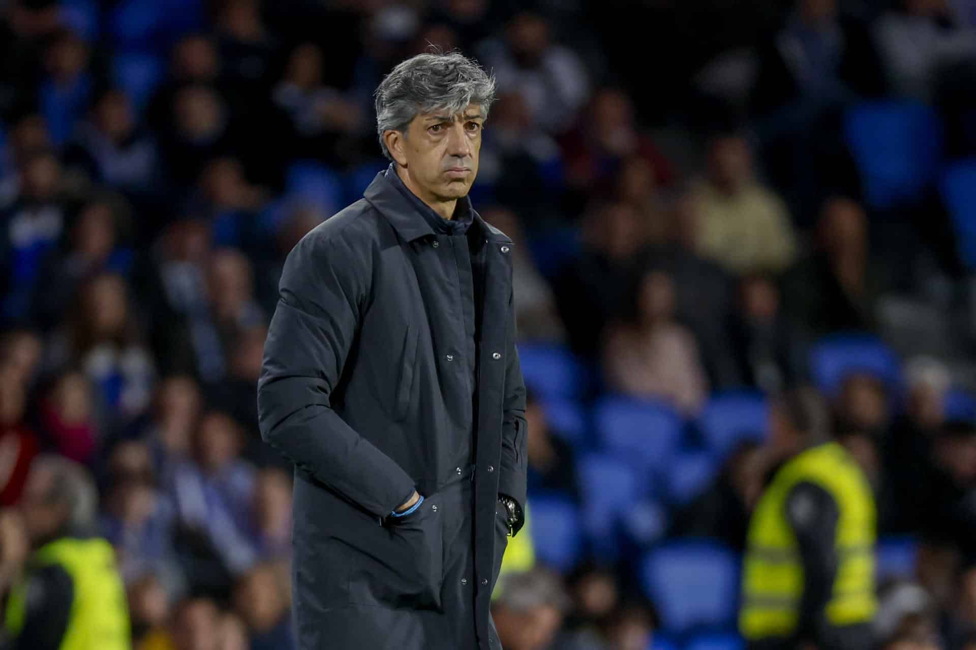 El entrenador de la Real Sociedad, Imanol Alguacil, durante el encuentro correspondiente a la jornada 11 de Laliga EA Sports que disputaron su equipo y el Osasuna en el Reale Arena de San Sebastian. EFE / Juan Herrero.