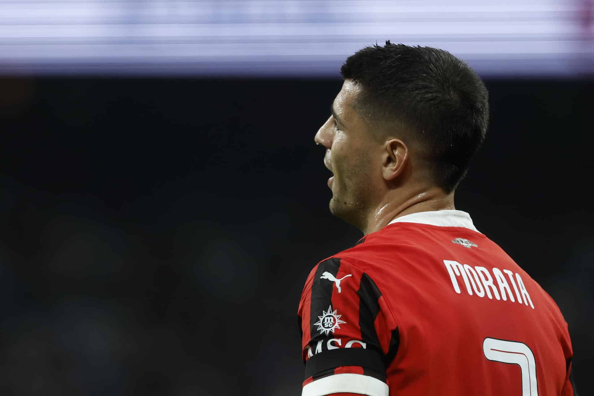 El jugador del Milán Álvaro Morata reacciona durante el partido de la Liga de Campeones que Real Madrid y AC Milán disputaron en el estadio Santiago Bernabéu, en una foto de archivo. EFE/Juanjo Martín