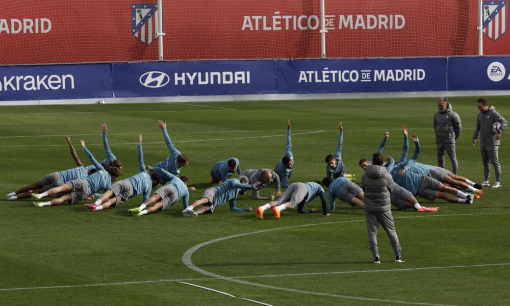 Los jugadores del Atlético, durante el entrenamiento de este sábado. EFE/ Chema Moya