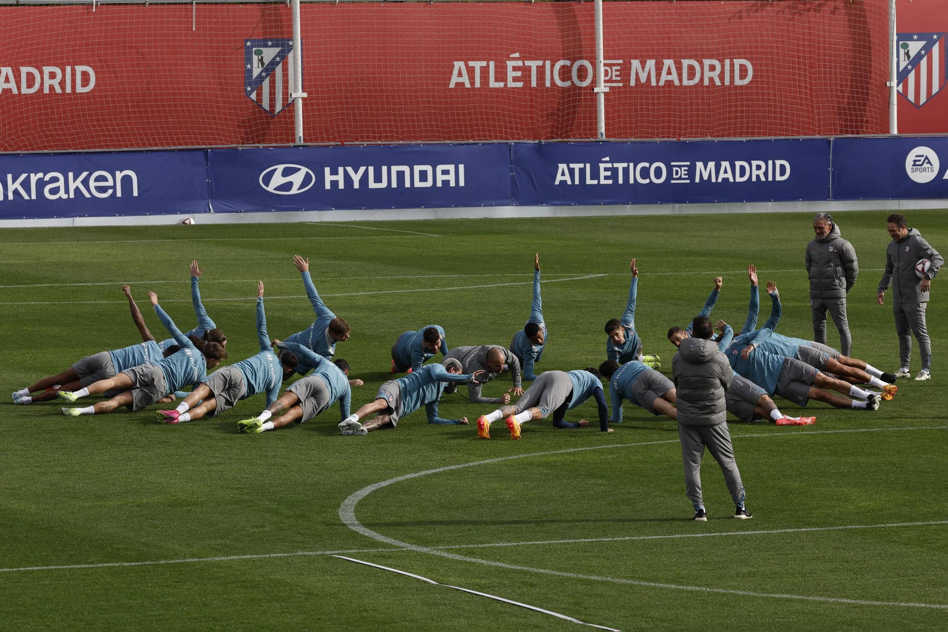 Los jugadores del Atlético, durante el entrenamiento de este sábado. EFE/ Chema Moya