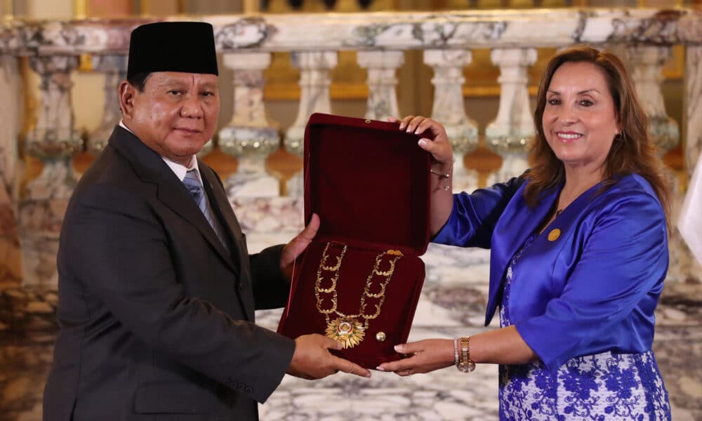 La presidenta de Perú, Dina Boluarte (d), entrega al presidente de Indonesia, Prabowo Subianto (i), la condecoración del 'Gran Collar' de la orden El Sol del Perú este jueves en el Palacio de Gobierno en Lima (Perú). EFE/Paolo Aguilar