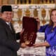 La presidenta de Perú, Dina Boluarte (d), entrega al presidente de Indonesia, Prabowo Subianto (i), la condecoración del 'Gran Collar' de la orden El Sol del Perú este jueves en el Palacio de Gobierno en Lima (Perú). EFE/Paolo Aguilar