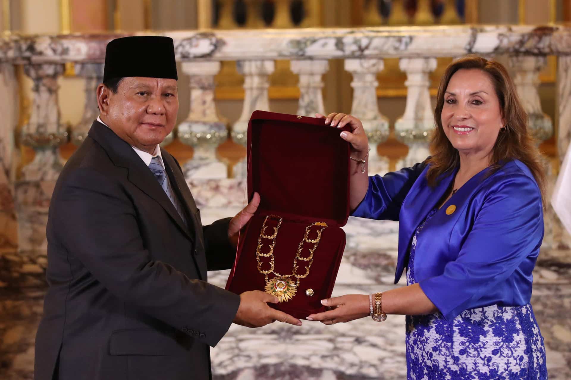 La presidenta de Perú, Dina Boluarte (d), entrega al presidente de Indonesia, Prabowo Subianto (i), la condecoración del 'Gran Collar' de la orden El Sol del Perú este jueves en el Palacio de Gobierno en Lima (Perú). EFE/Paolo Aguilar