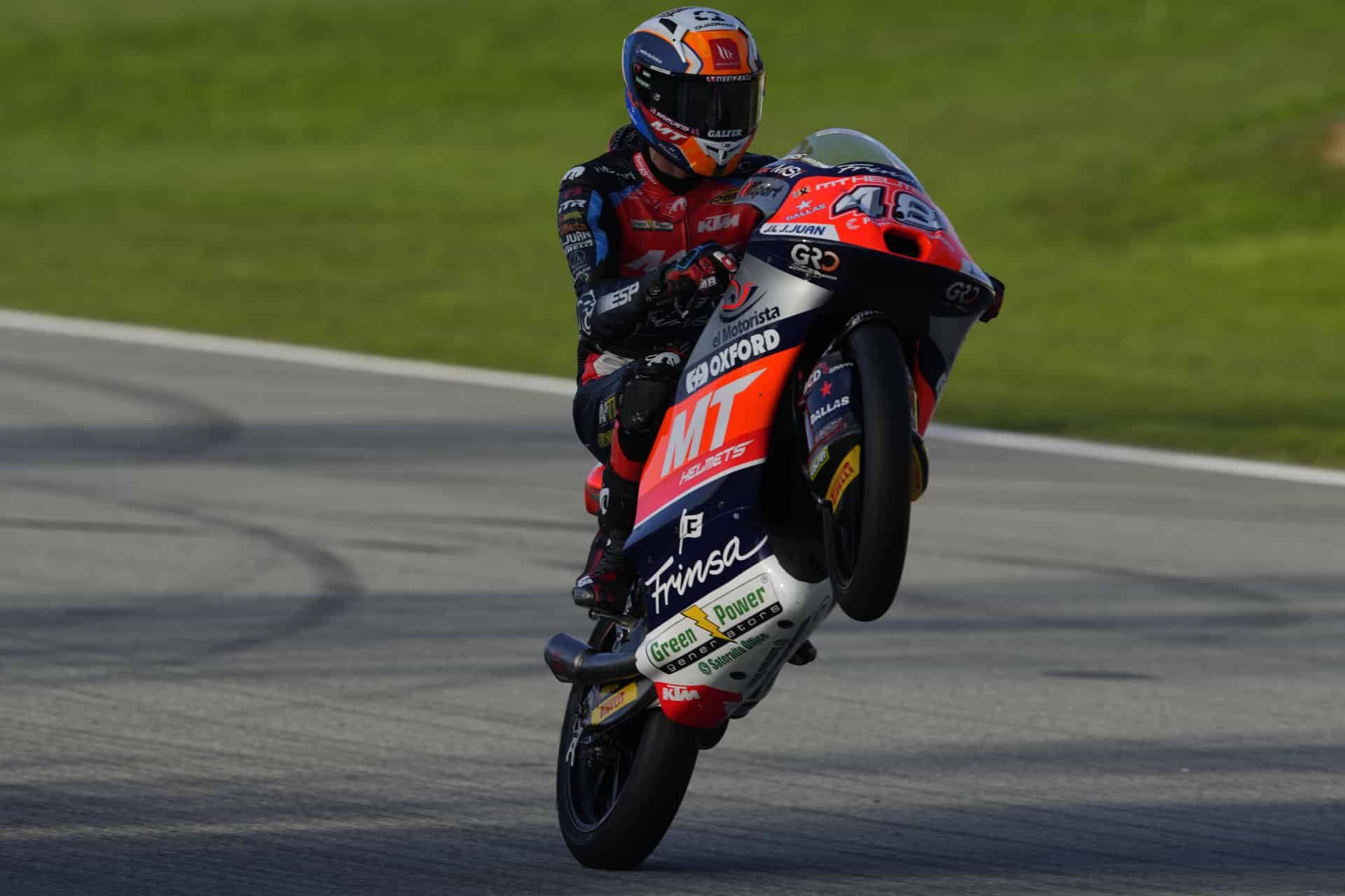 El piloto español de Moto3 Iván Ortolá (KTM), durante una sesión de entrenamientos libres para el Gran Premio de Barcelona Solidaridad, este sábado, en el circuito Barcelona-Cataluña de Montmeló. EFE/Alberto Estévez