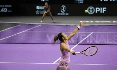 La china Qinwen Zheng en acción en su partido ante la italiana Jasmine Paolini correspondiente a la WTA Finals que se disputa en Riad, Arabia Saudí. in Riyadh, Saudi Arabia. EFE/EPA/Marcin Cholewinski