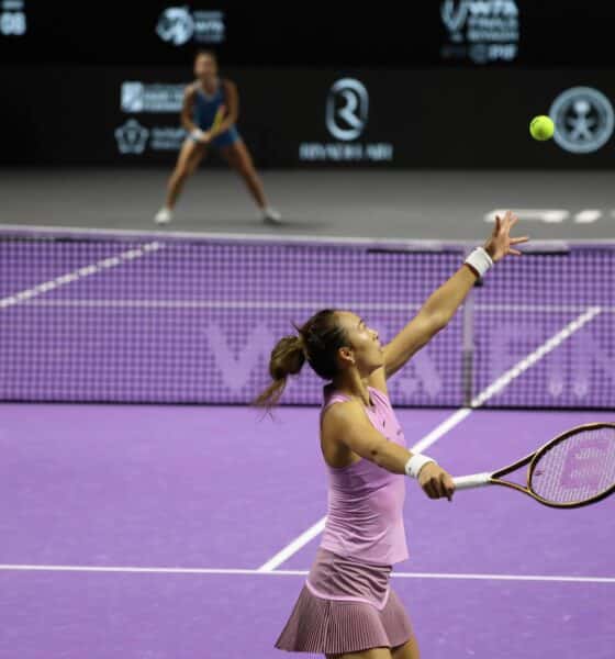 La china Qinwen Zheng en acción en su partido ante la italiana Jasmine Paolini correspondiente a la WTA Finals que se disputa en Riad, Arabia Saudí. in Riyadh, Saudi Arabia. EFE/EPA/Marcin Cholewinski