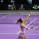 La china Qinwen Zheng en acción en su partido ante la italiana Jasmine Paolini correspondiente a la WTA Finals que se disputa en Riad, Arabia Saudí. in Riyadh, Saudi Arabia. EFE/EPA/Marcin Cholewinski