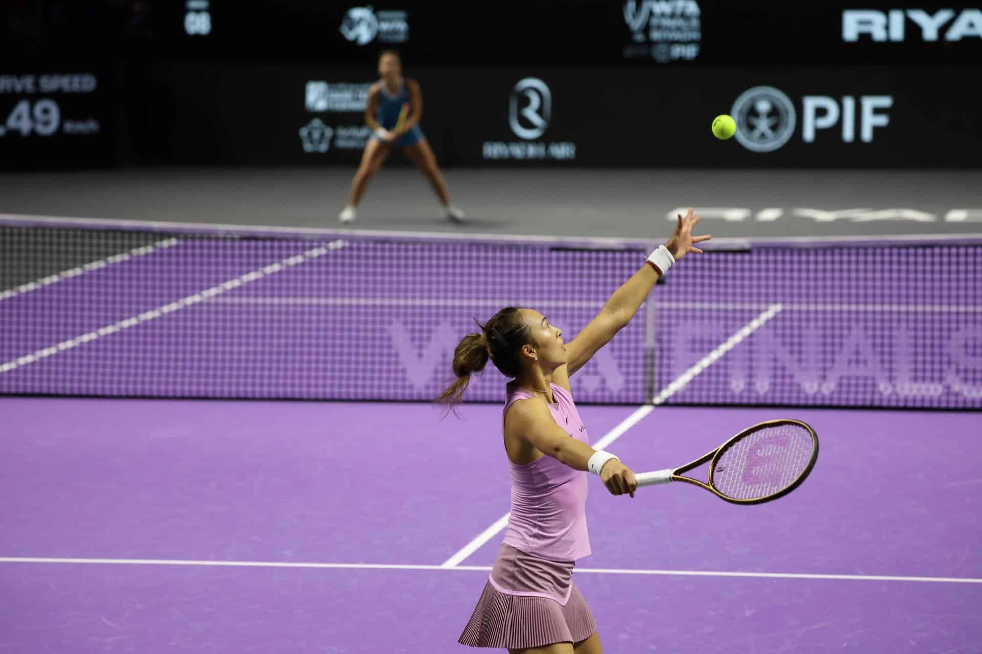 La china Qinwen Zheng en acción en su partido ante la italiana Jasmine Paolini correspondiente a la WTA Finals que se disputa en Riad, Arabia Saudí. in Riyadh, Saudi Arabia. EFE/EPA/Marcin Cholewinski